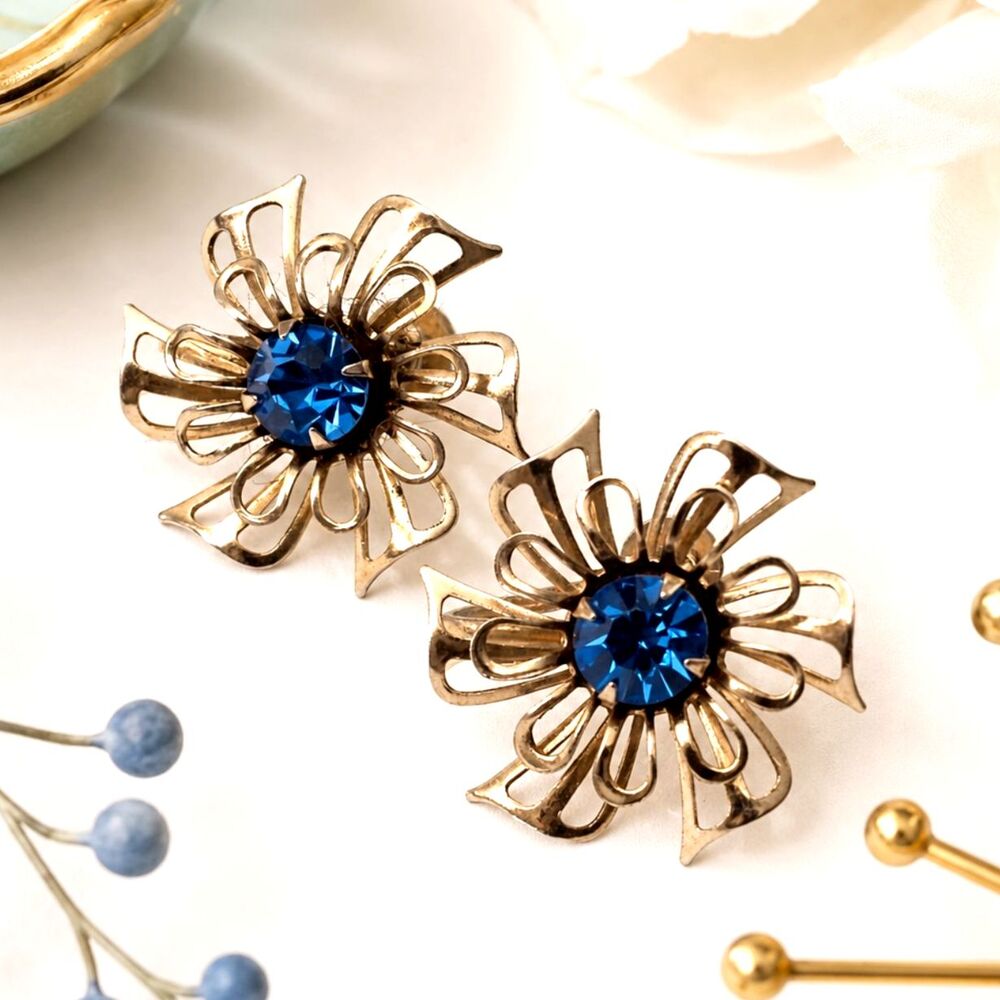 Vintage Gold Tone Blue Rhinestone Flower Screw Back Earrings Mid Century